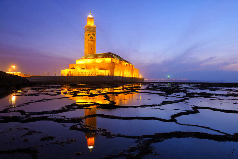 日落时分海边灯火辉煌的清真寺