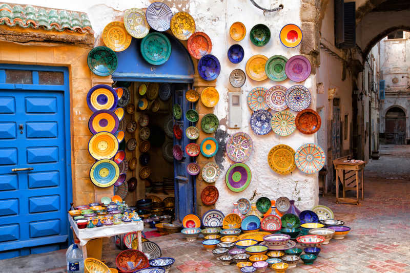 小店门外摆放的丰富多彩的摩洛哥彩陶盘子