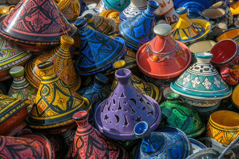 市场上堆放的各色各样的陶器