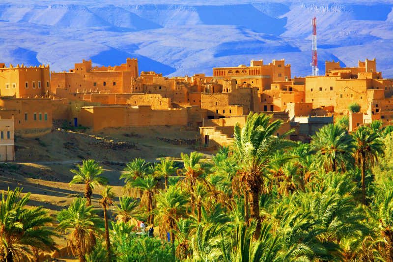 阿特拉斯山背景下的摩洛哥城堡与绿色植物