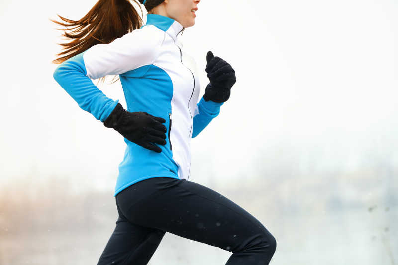 冬季里参加跑步训练的女运动员