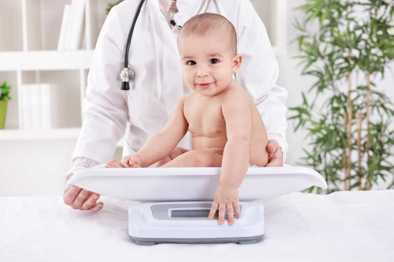 医生为婴儿测量体重