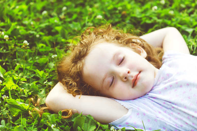 睡在青青草地上小女孩