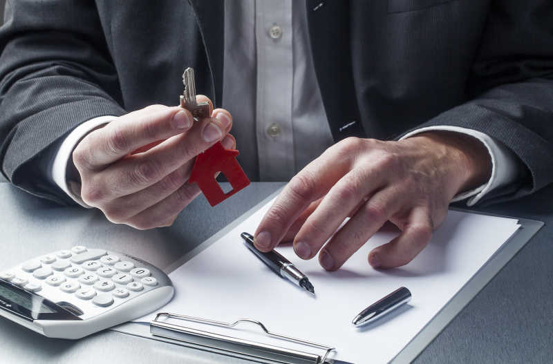房地产商人和房屋钥匙