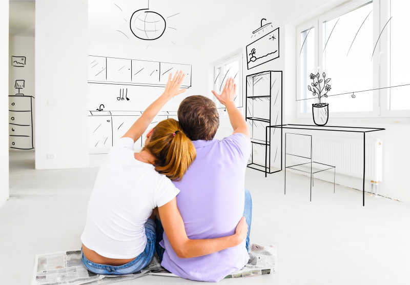 年轻的夫妇想象着装修自己的房子