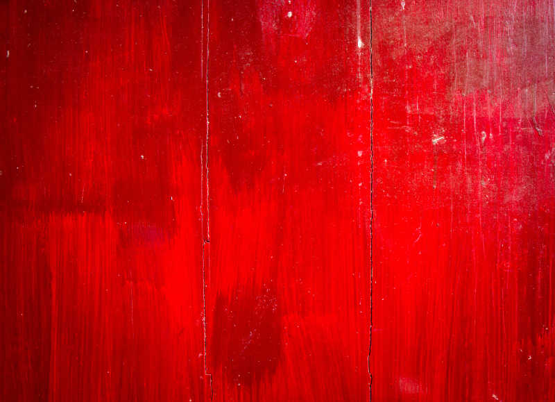 木制木板上涂抹的红色油漆