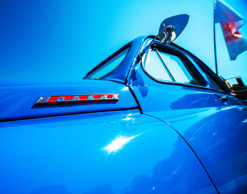 蓝色复古汽车
