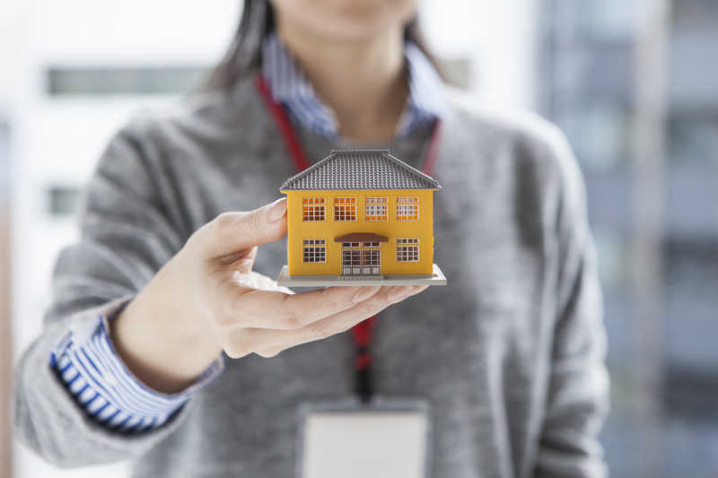 房地产中介人手中的房屋模型