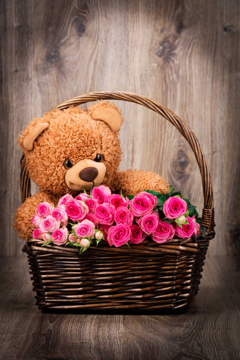 柳条篮子里的泰迪熊和鲜花