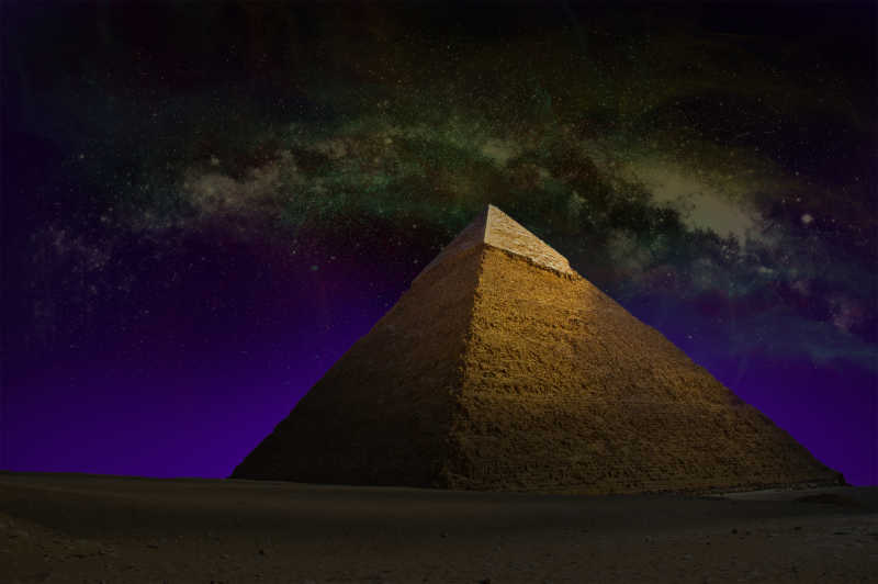 Giza金字塔和夜空繁星点点
