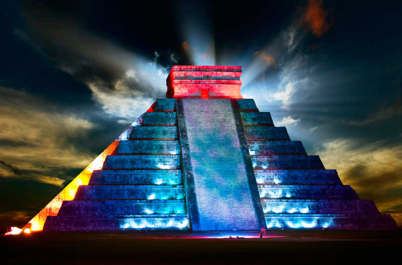 夜色下的伊萨玛雅金字塔