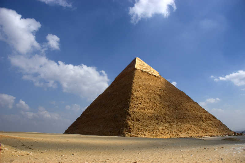 蓝天白云下的古埃及巨大金字塔