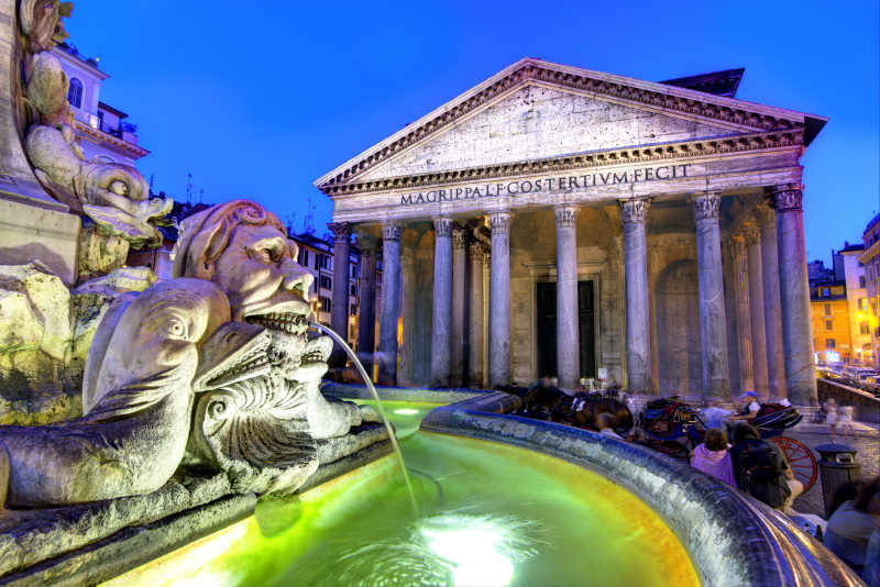 罗马建筑前的喷水池雕塑