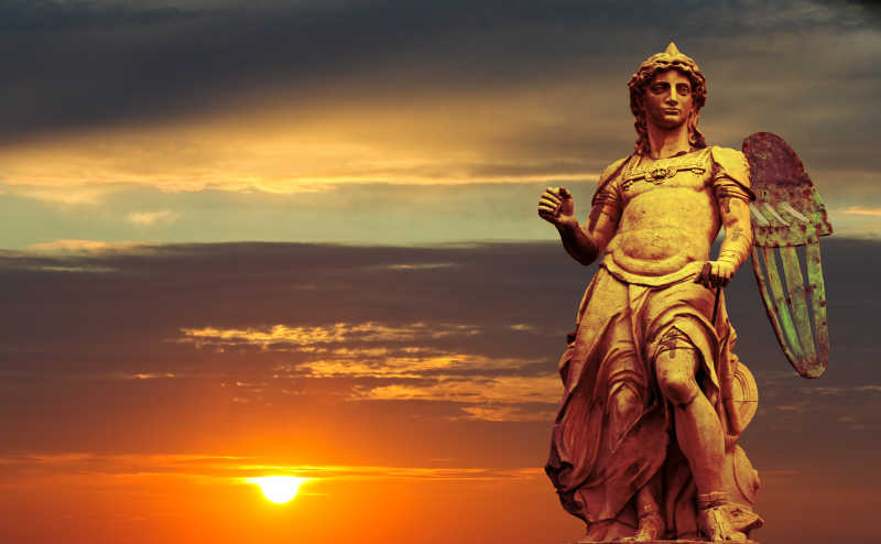 太阳下的圣米迦勒的雕像