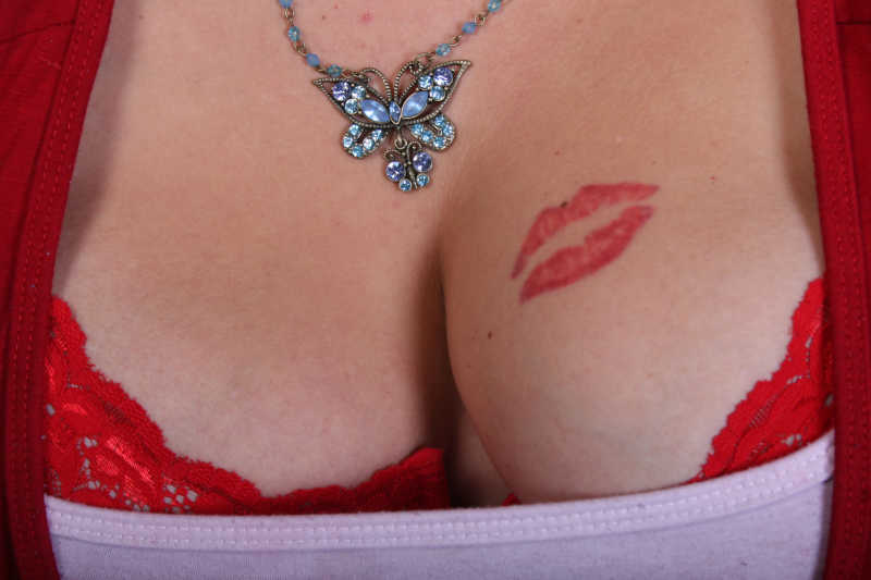 女子胸部红嘴唇纹身