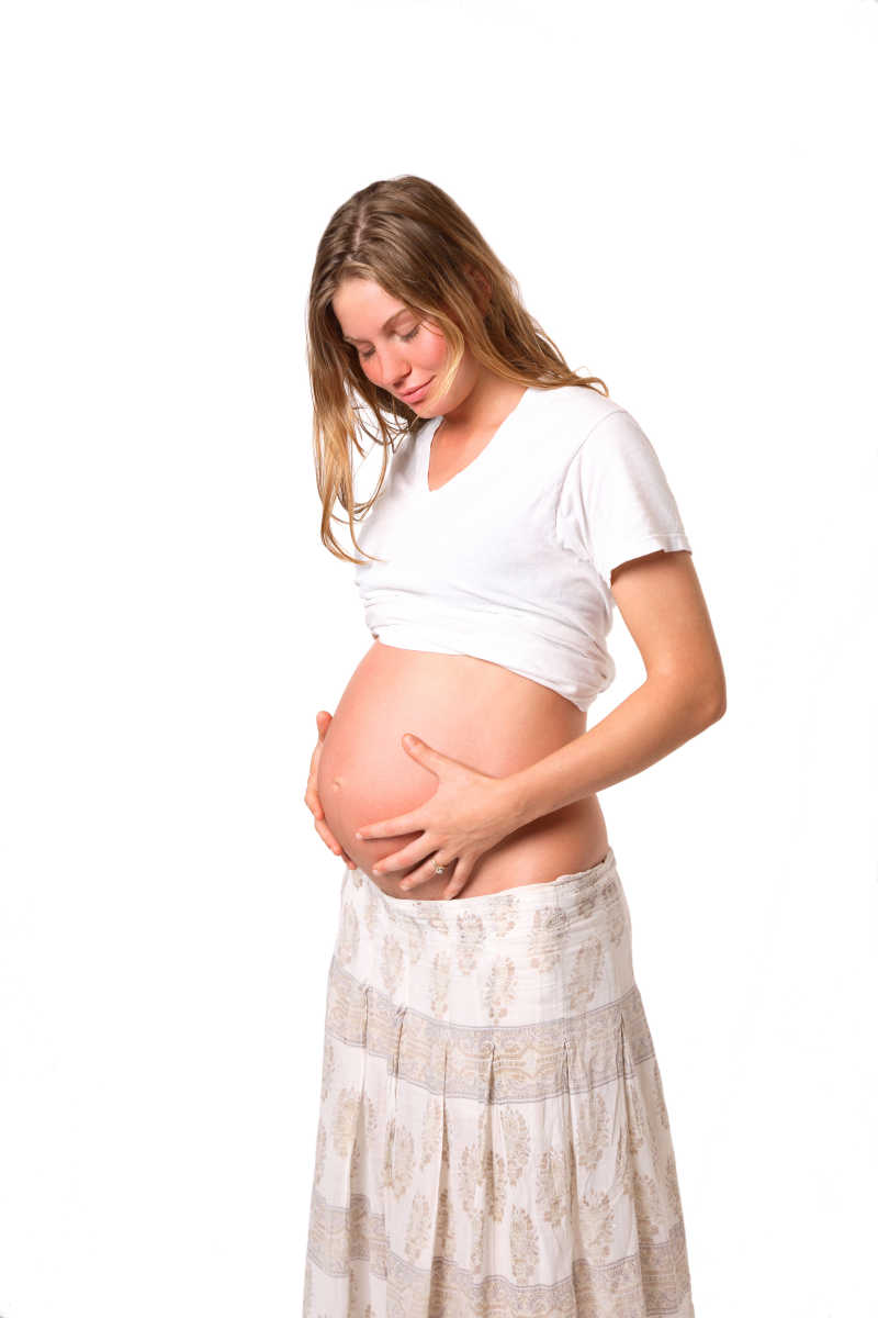 白色背景中怀孕的年轻女子