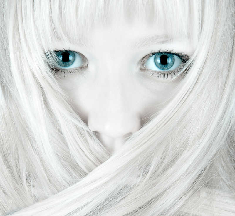 蓝眼睛和白头发的美女肖像