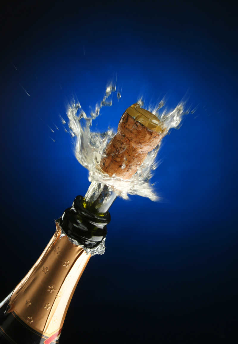 打开香槟酒瓶准备庆祝