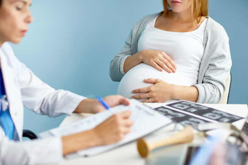 产科医生为孕妇记录怀孕情况