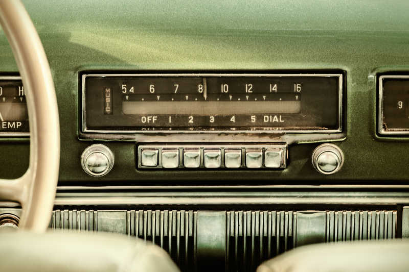 轿车里的老式复古收音机
