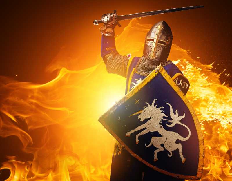 手拿盾牌长剑在火焰背景下的骑士