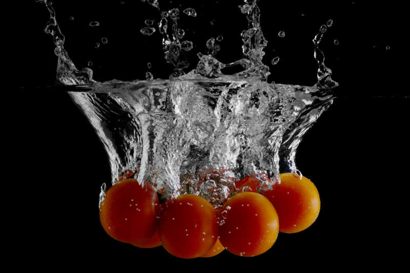 西红柿落在水中的画面