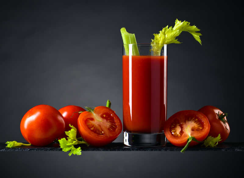 新鲜的番茄汁加番茄和芹菜