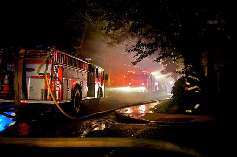 夜晚正在灭火的消防车