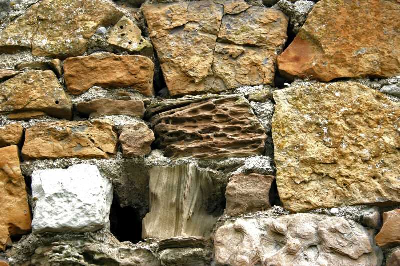 破旧的石头墙