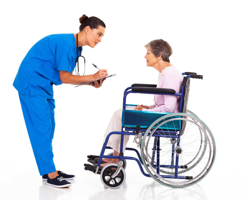 护理护士帮助老年病人填写医疗表格