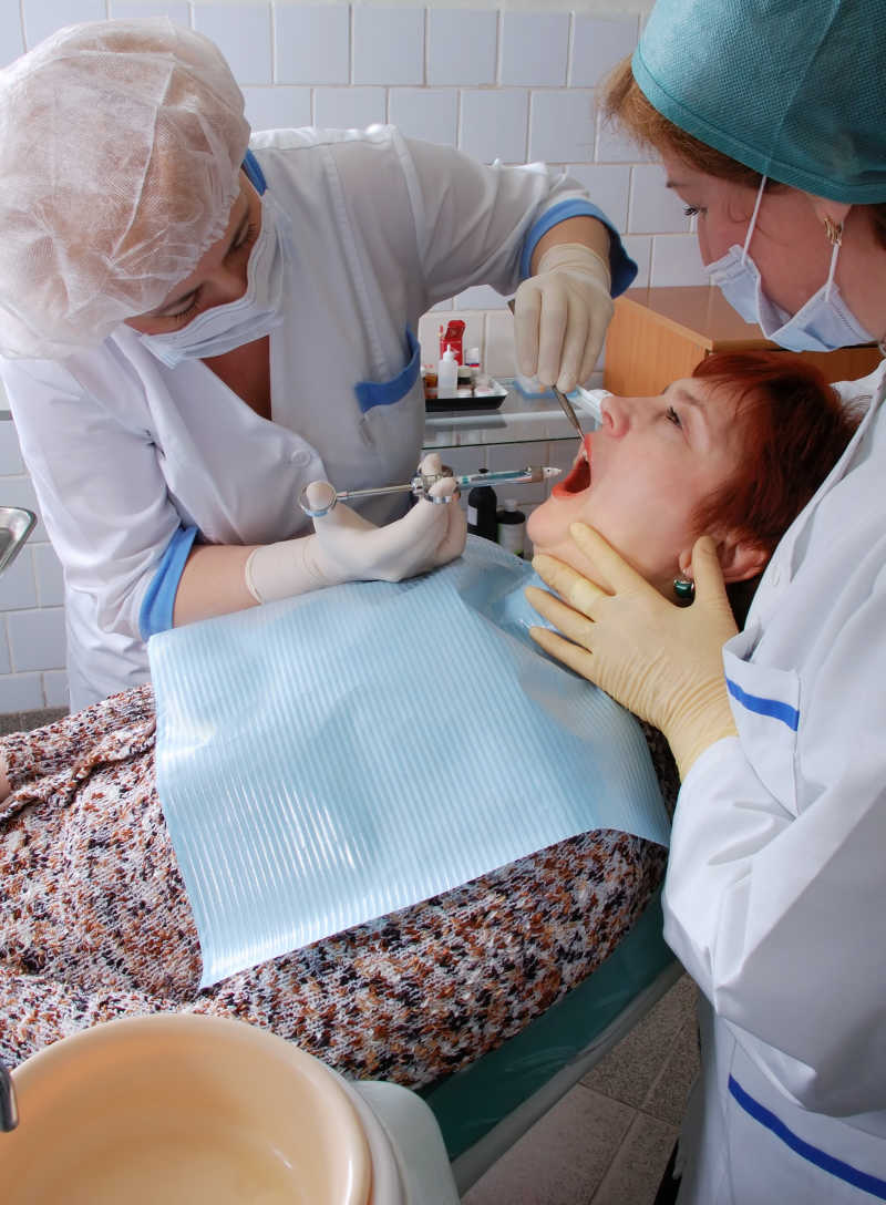 正在配合牙医接受局部麻醉的女人