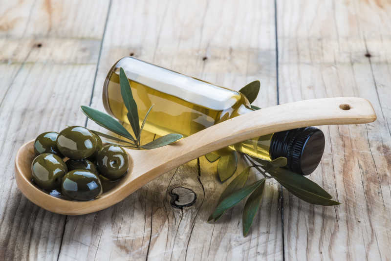 橄榄油和木勺