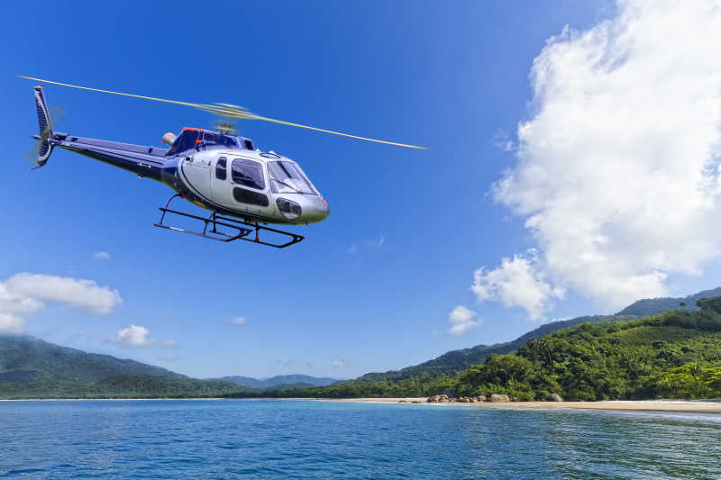 湖面飞行的直升机