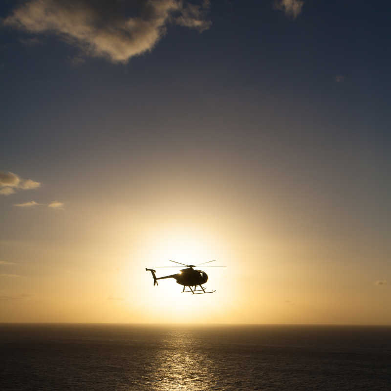 落地的地平线上的直升机