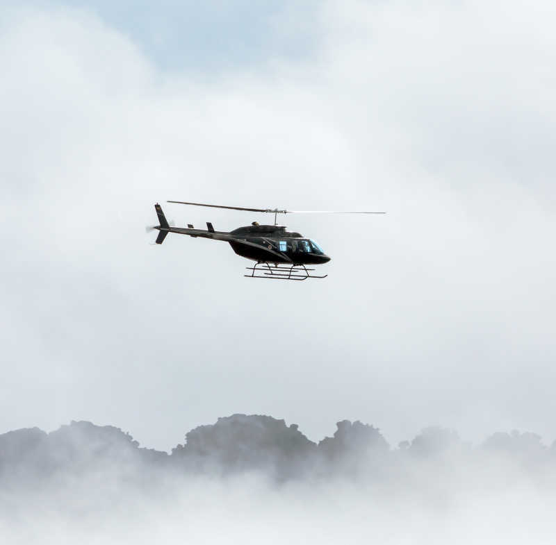 高原上飞行的直升机