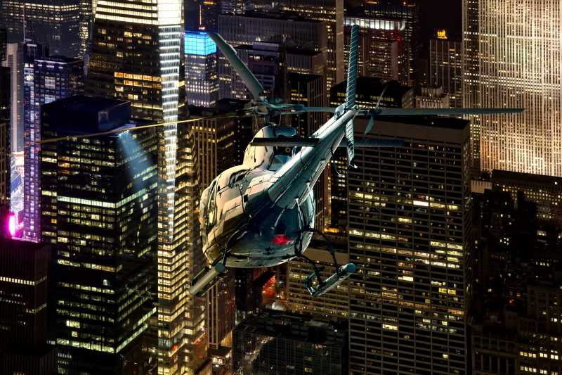摩天大楼里的直升飞机