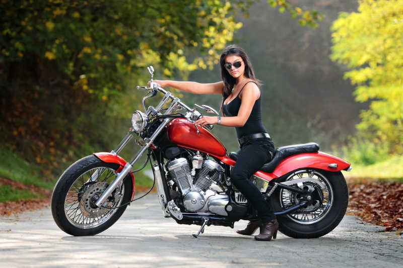 骑摩托车的年轻帅气女孩