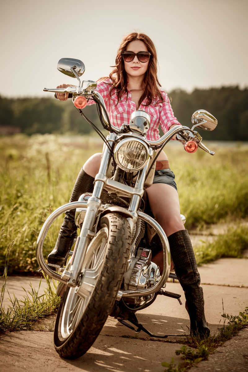 骑摩托车的帅气美女