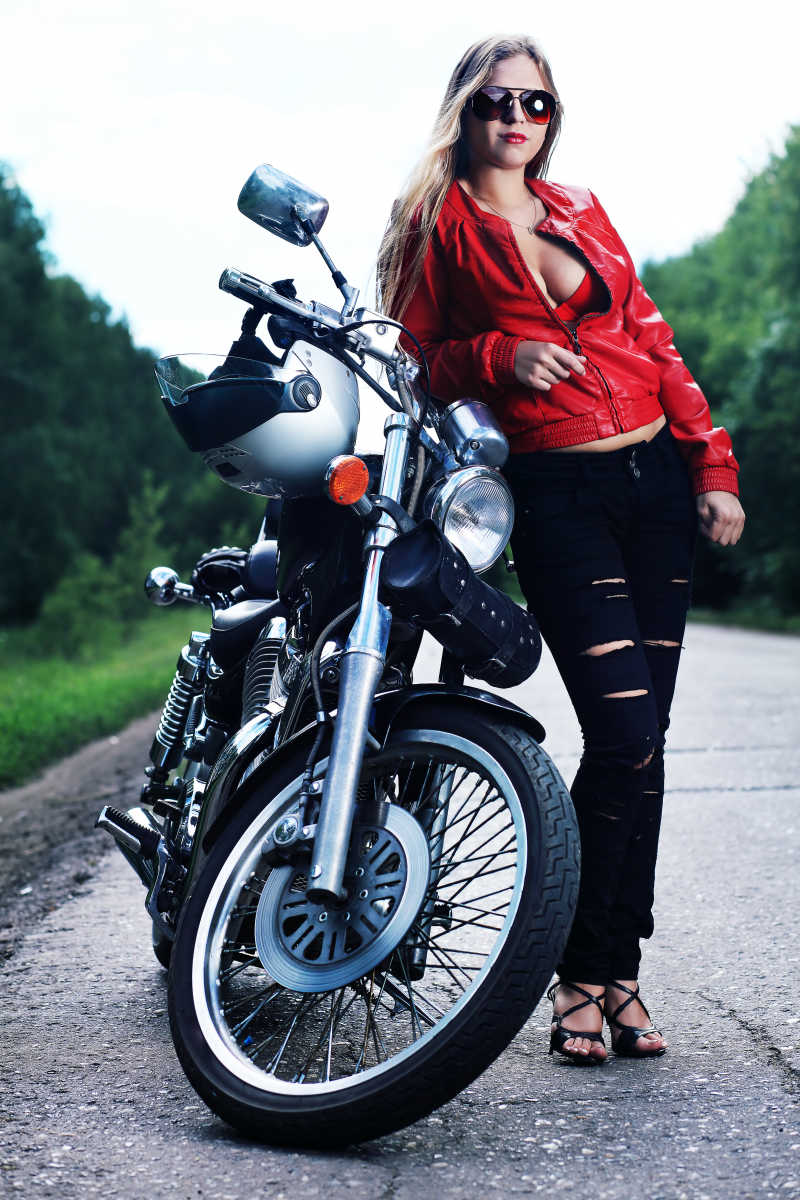 年轻的美女和摩托车
