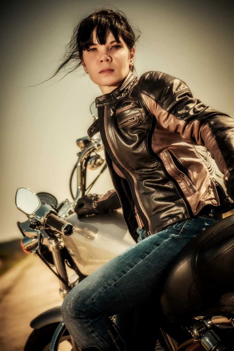 帅气的摩托车美女