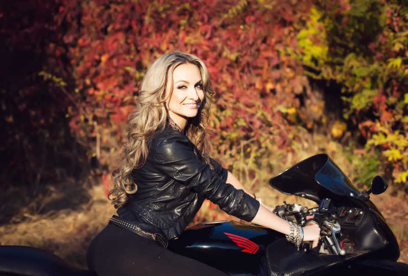 摩托车上一个年轻漂亮的金发女人