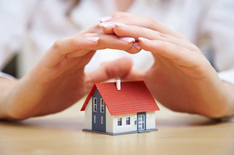 双手护住房子模型保险概念