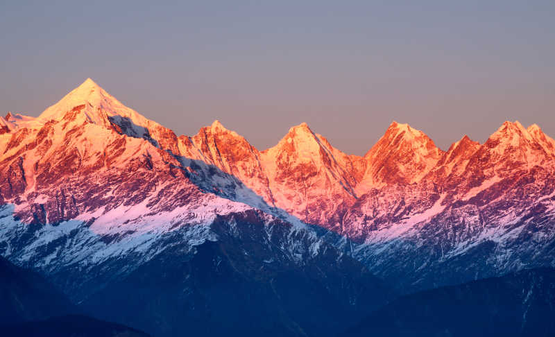 夕阳下的红色山峰