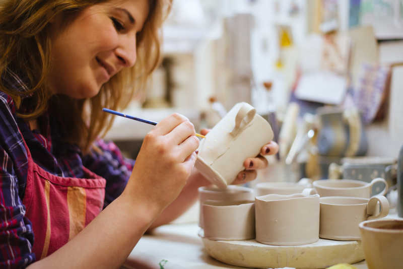 正在制作陶器的女性