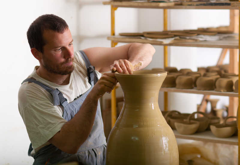 工匠用陶轮上的湿粘土制作花瓶