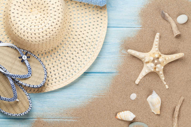 假日海滩上的草帽和海星