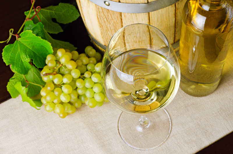 桌上的白葡萄酒和葡萄特写