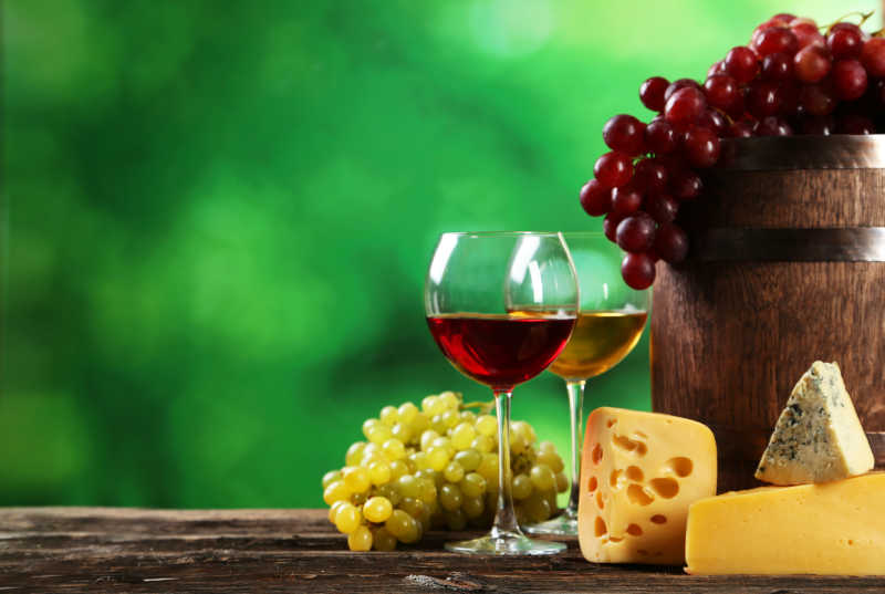 红葡萄酒白葡萄酒奶酪和葡萄特写