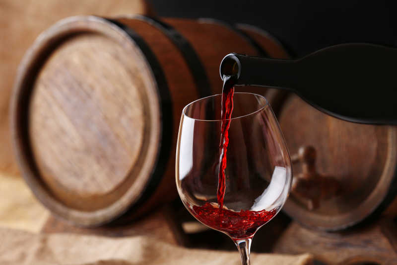 把红葡萄酒从瓶到玻璃杯里特写