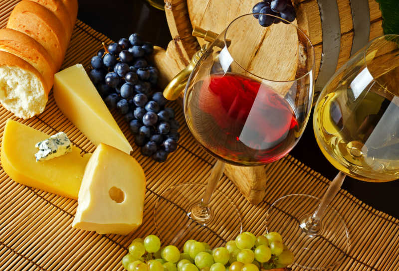 酒和奶酪玻璃杯和葡萄以及木桶特写